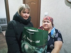 «Спасибо, что не забываете!»: в Декаду инвалидов сотрудники «ТАИФ-НК» передали подарки коллегам-пенсионерам