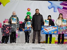 «ТАИФ-НК» радует: состоялось торжественное открытие елочного городка в сквере Лемаева
